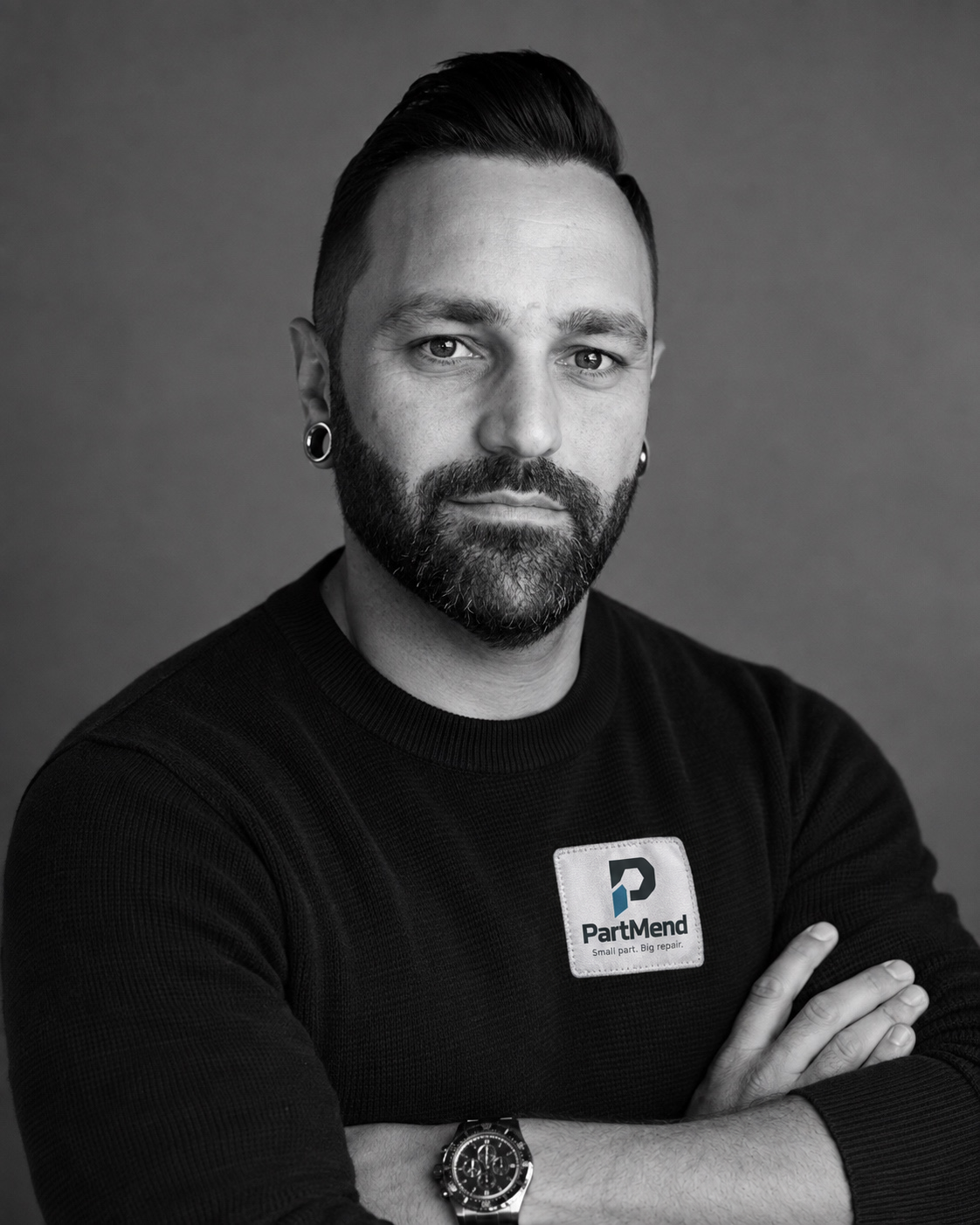 Mexx, Gründer von PartMend, im Pullover mit PartMend-Logo.